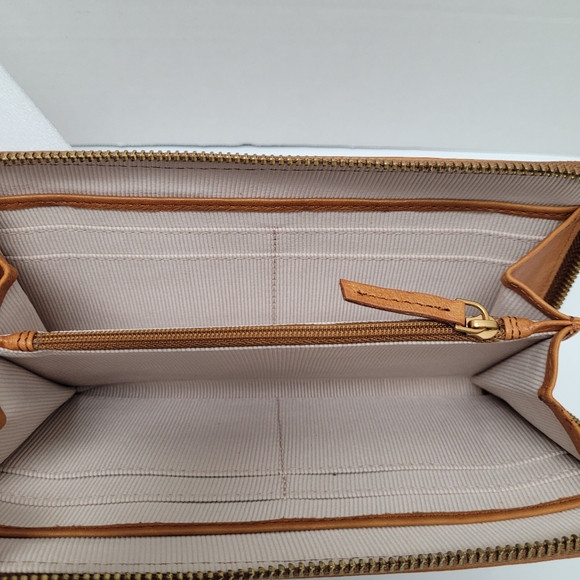 Margot NWT Brown Leather Gabby Single Zip Around Wristlet Wallet - Picture 10 of 15